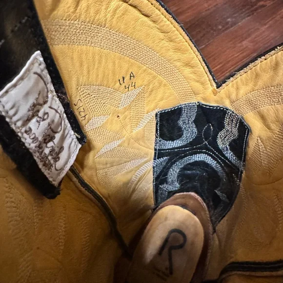 Elegant Black and Gold Men's Western Boots - Picture 2 of 4